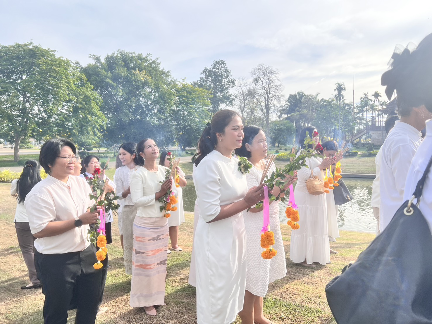 title - ปฏิรูปที่ดินจังหวัดเพชรบุรี พร้อมด้วย เจ้าหน้าที่ ส.ป.ก.เพชรบุรี ร่วมโครงการพัฒนาบุคลากรเพื่อเพิ่มประสิทธิภาพการดำเนินงานด้านศิลปหัตถกรรม กิจกรรมไหว้ครูช่าง ณ ชั้น 2 อาคารพระมิ่งขวัญ ศูนย์ส่งเสริมและพัฒนาอาชีพเสริมนอกภาคการเกษตร ตำบลช้างใหญ่ อำเภอบางไทร จังหวัดพระนครศรีอยุธยา